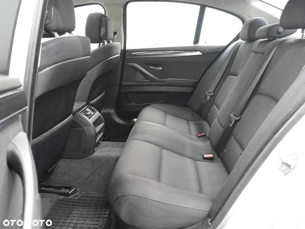 BMW Seria 5 528i - 23