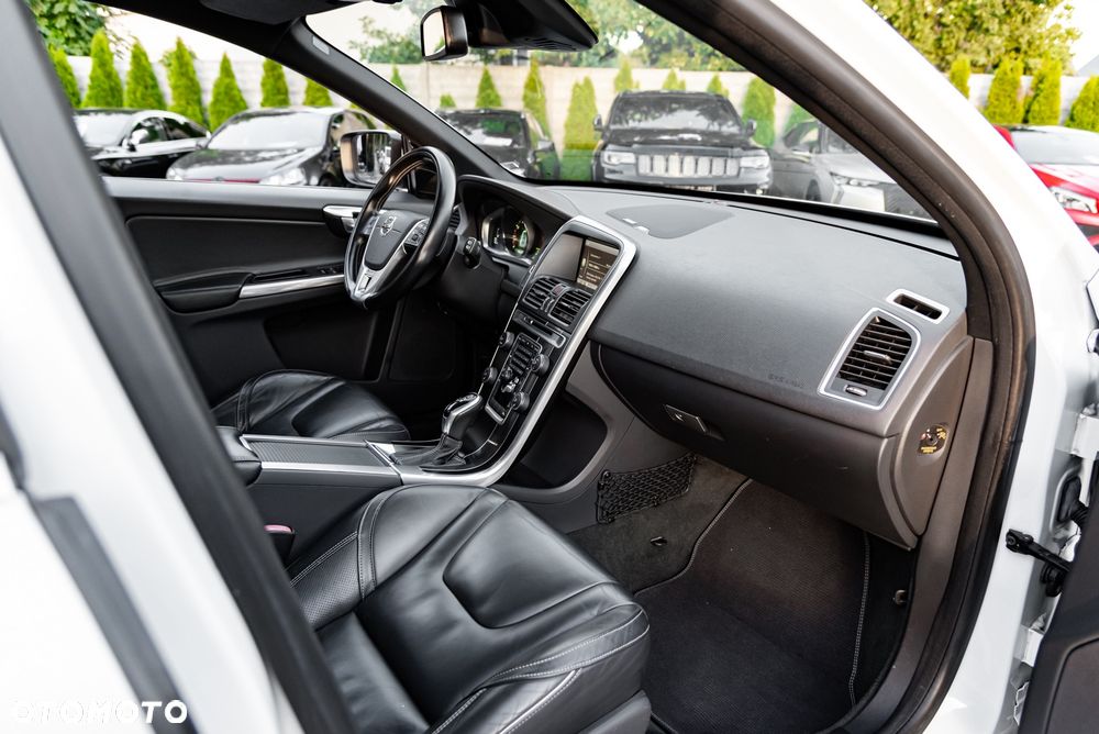 Volvo XC 60 T6 AWD R-Design - 25