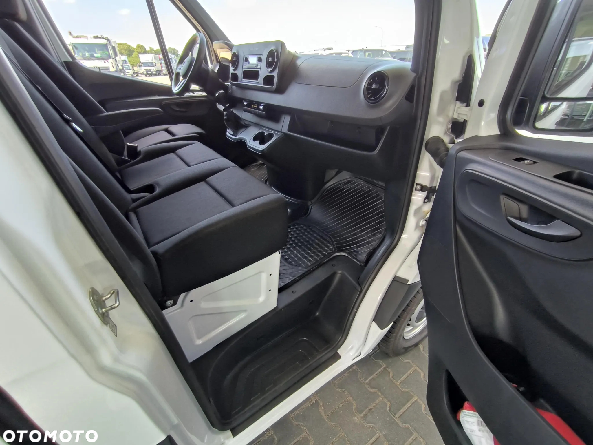 Mercedes-Benz Sprinter - 11