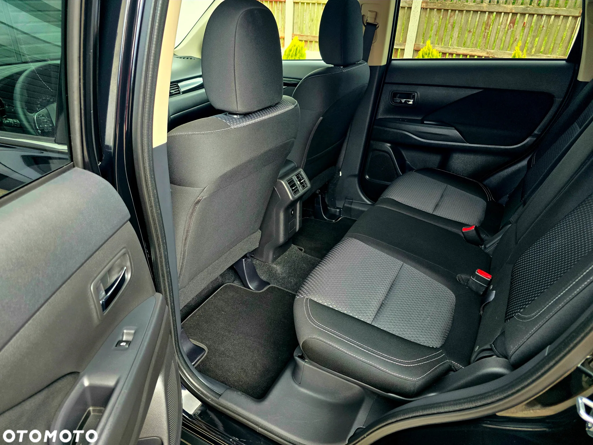 Mitsubishi Outlander 2.0 Instyle + 4WD CVT - 22