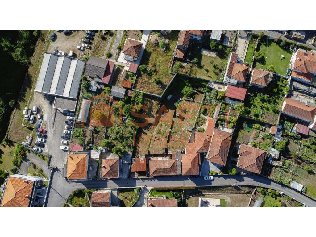 Terreno com 4 moradias geminadas para recuperar em Serzedelo-Guimarães - Grande imagem: 4/47