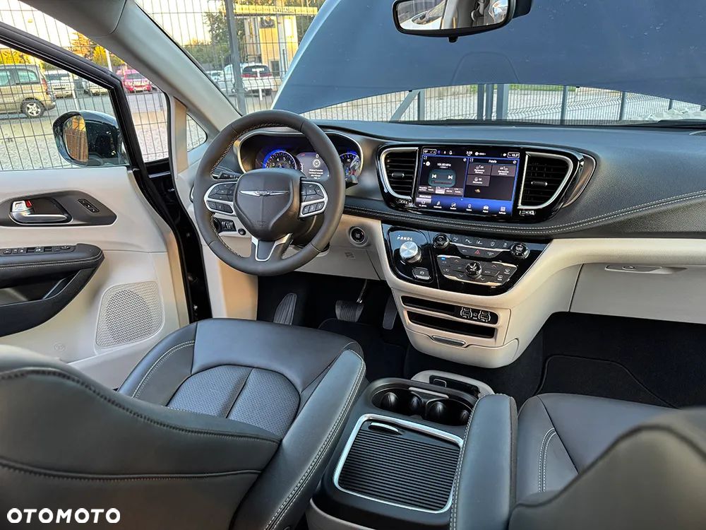 Chrysler Pacifica - 16