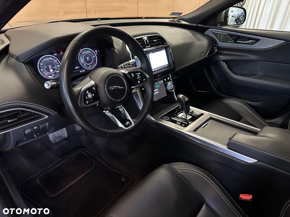 Jaguar XE 2.0 D180 R-Dynamic SE - 12