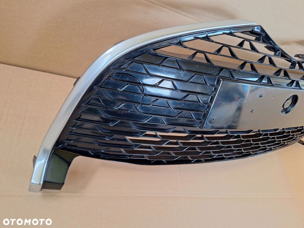 TOYOTA YARIS III LIFT 14-17 KRATKA ATRAPA ŚRODKOWA ZDERZAKA PRZÓD+CHROMY ORYG. TOYOTA 53102-0D060 / 53112-0D410 WYSYŁKA - 2