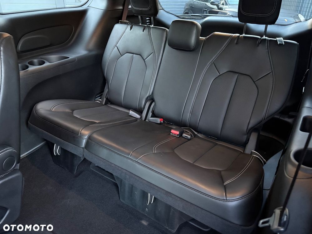 Chrysler Pacifica - 17