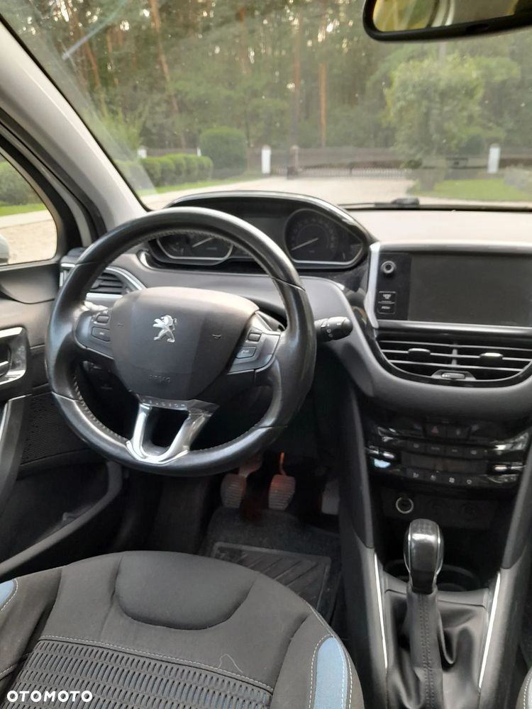 Peugeot 208 - 8