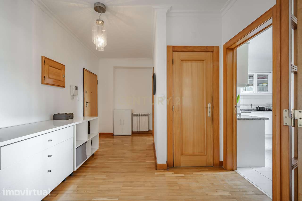 Espaçoso Apartamento no Condomínio Sol Jardim, com Parqueamento, Vista - Grande imagem: 5/22