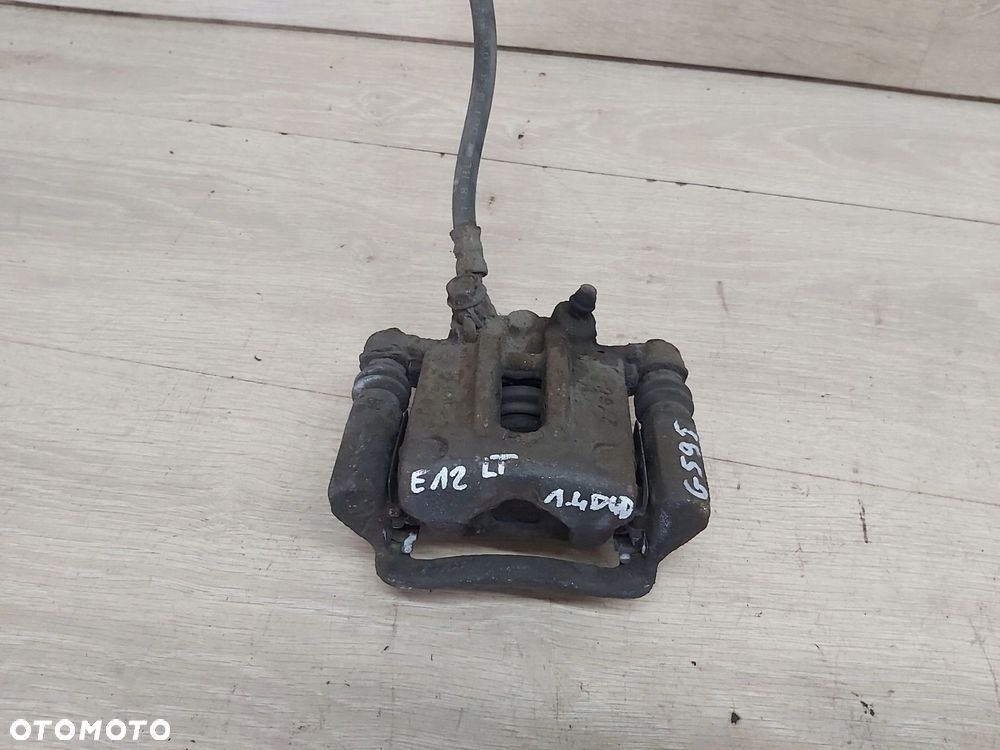 Toyota Corolla E12 zacisk jarzmo lewy tył - 1