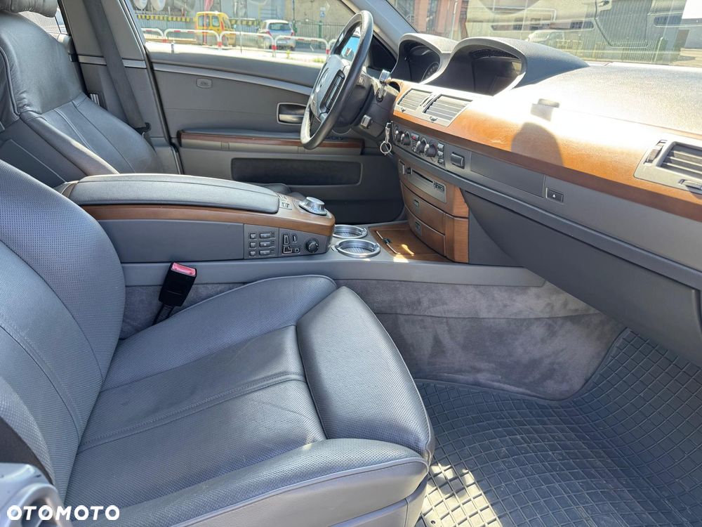 BMW Seria 7 745i - 12