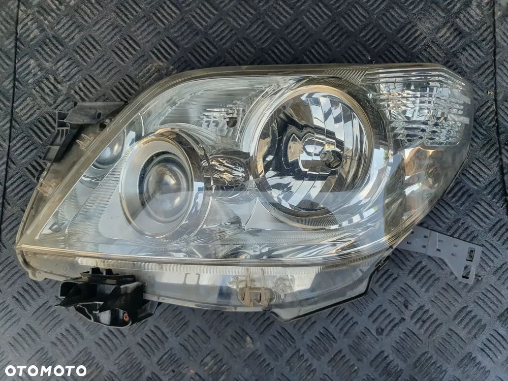 TOYOTA LAND CRUISER 150 2009-12 REFLEKTOR LEWY ZWYKŁY LAMPA LEWA - 1