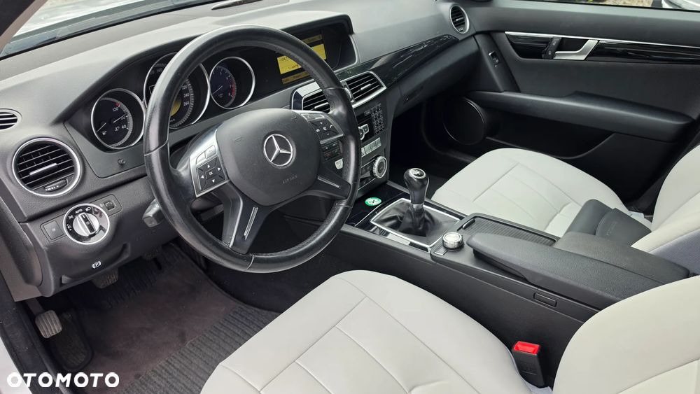 Mercedes-Benz Klasa C 180 CGI BlueEff Classic - 12