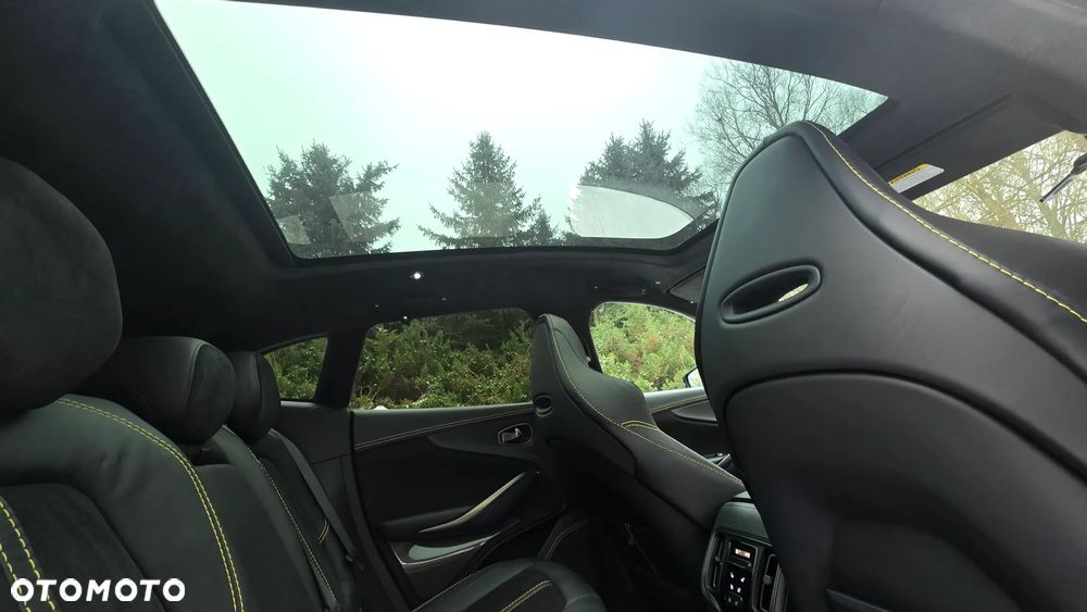 Aston Martin DBX - 14
