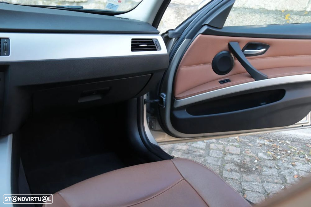 BMW 320 d Touring - 12