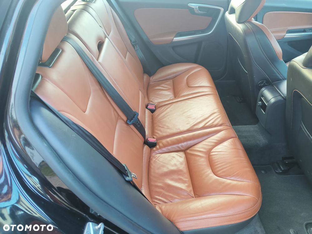 Volvo V60 D6 AWD Plug-in Hybrid R-Design Momentum - 19