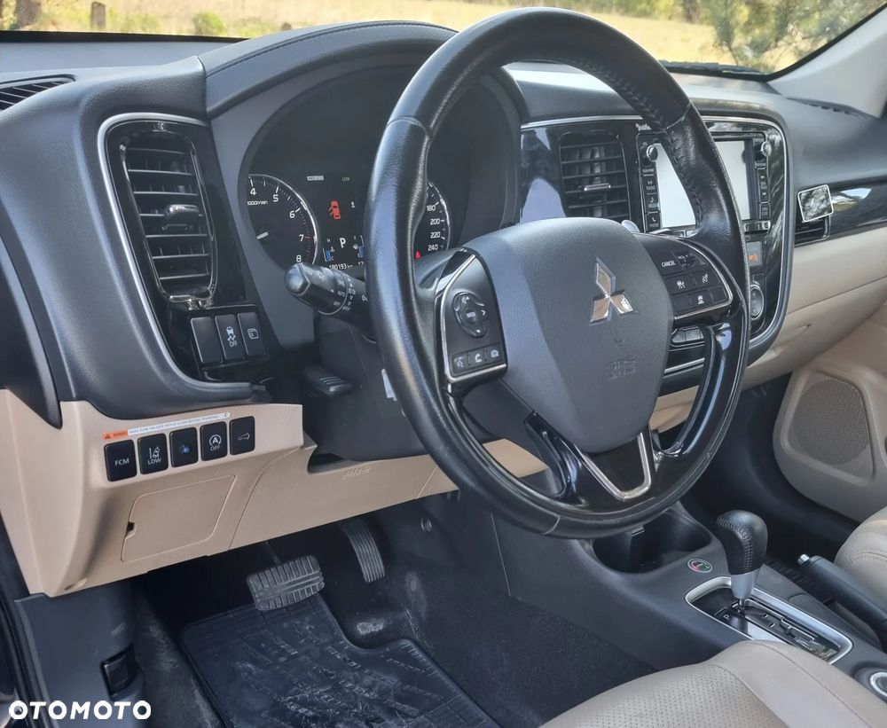 Mitsubishi Outlander 2.0 Intense + Navi 4WD CVT - 25