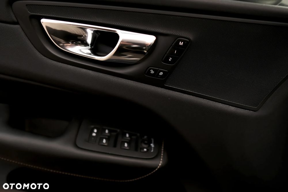 Volvo XC 60 T6 AWD Geartronic RDesign - 36