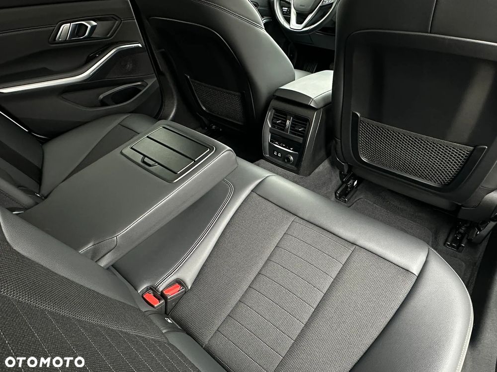 BMW Seria 3 330i Sport - 23