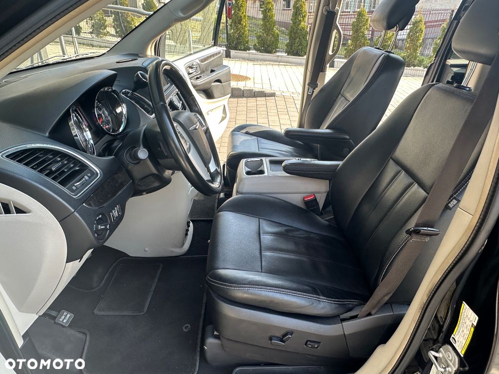 Chrysler Town & Country - 13