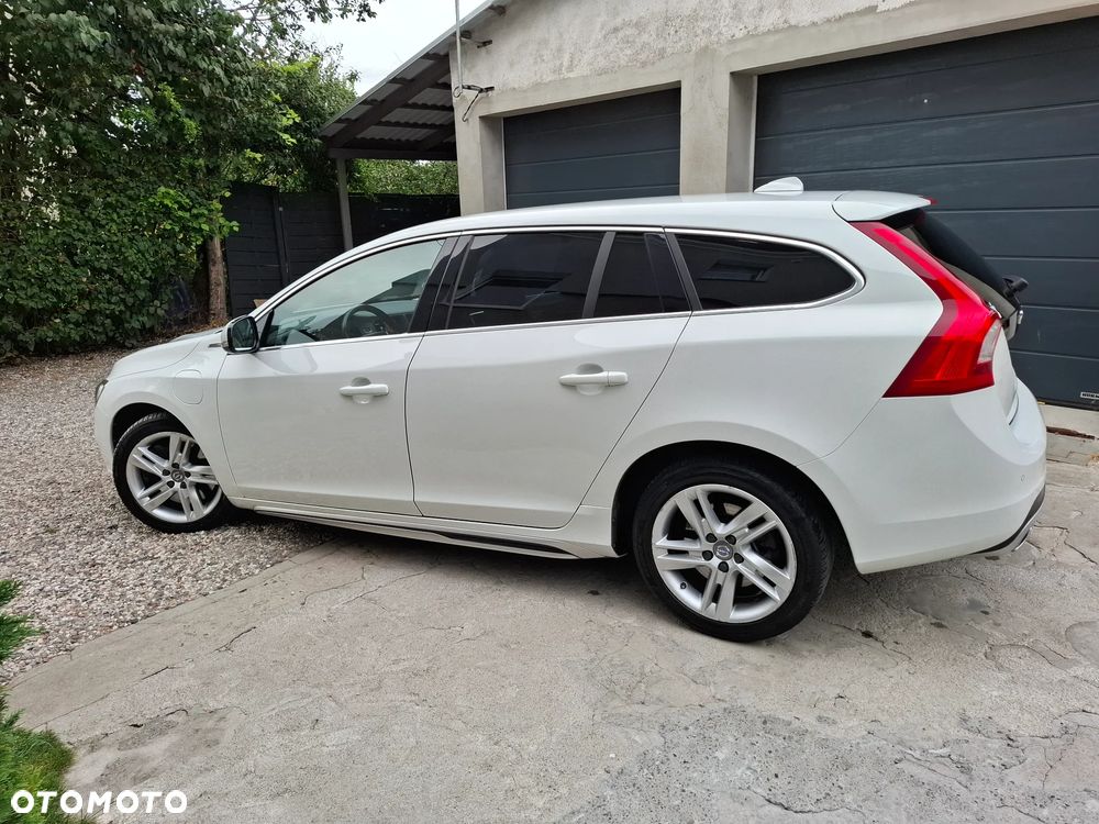 Volvo V60 D6 AWD Plug-in Hybrid Momentum - 26