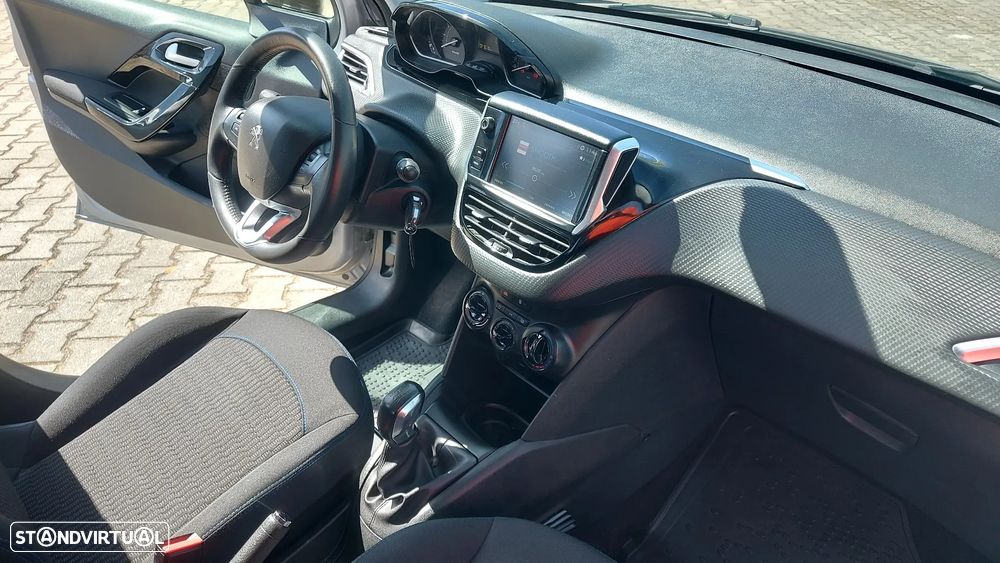 Peugeot 208 1.2 PureTech Signature - 6