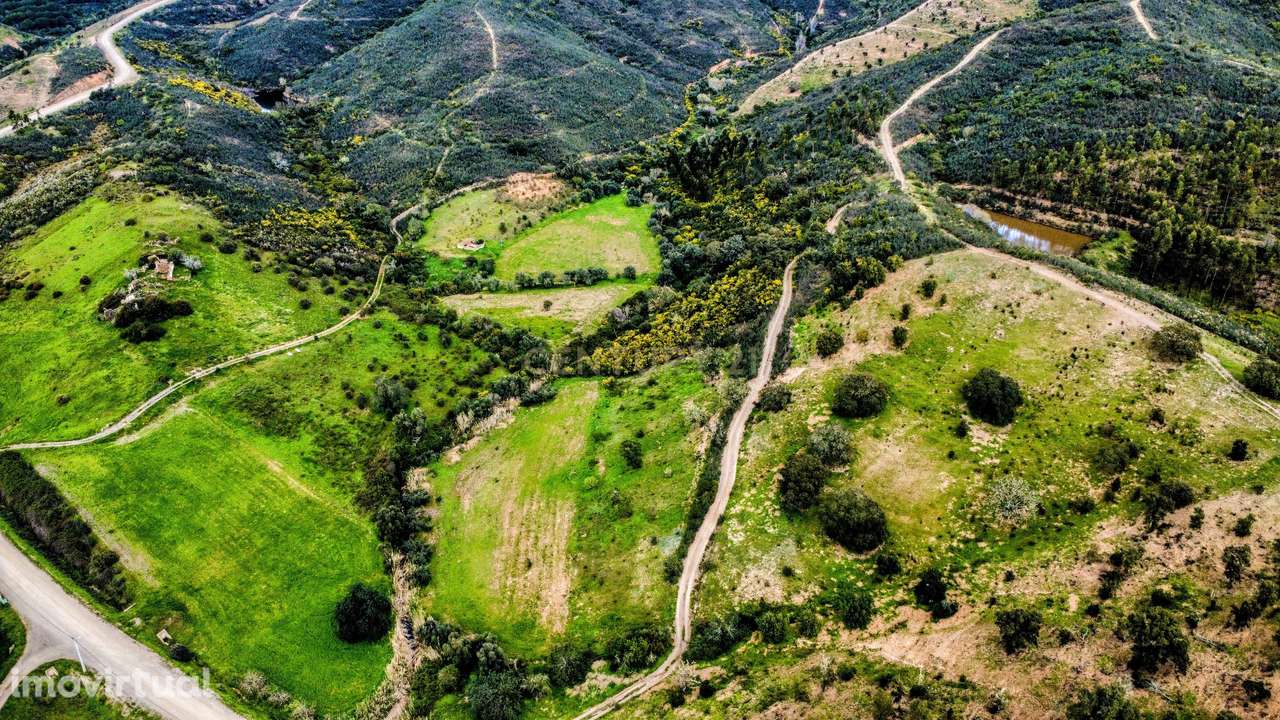 Vende-se ruína em terreno rústico - Grande imagem: 4/37