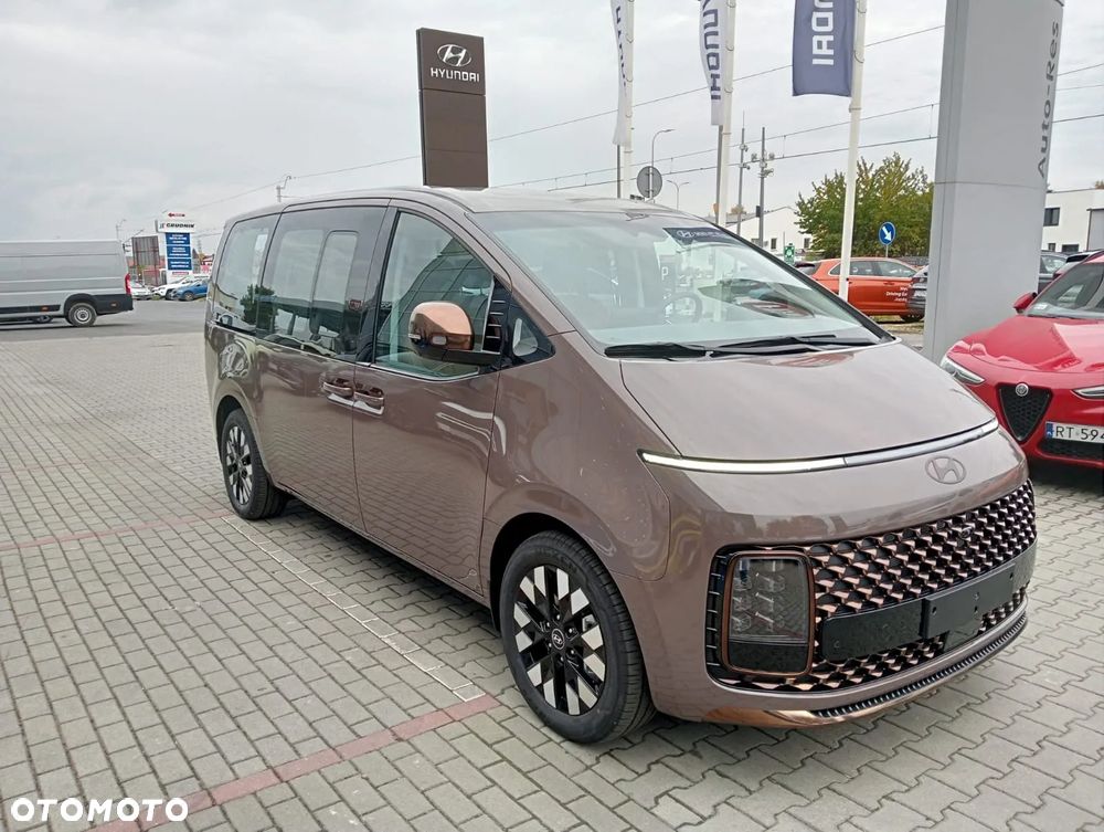 Hyundai Staria 1.6 T-GDI HEV Luxury - 2