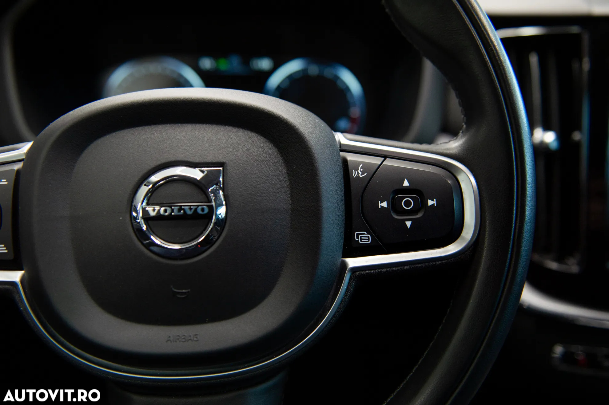Volvo XC 60 B4 MHEV AWD Momentum Pro - 20