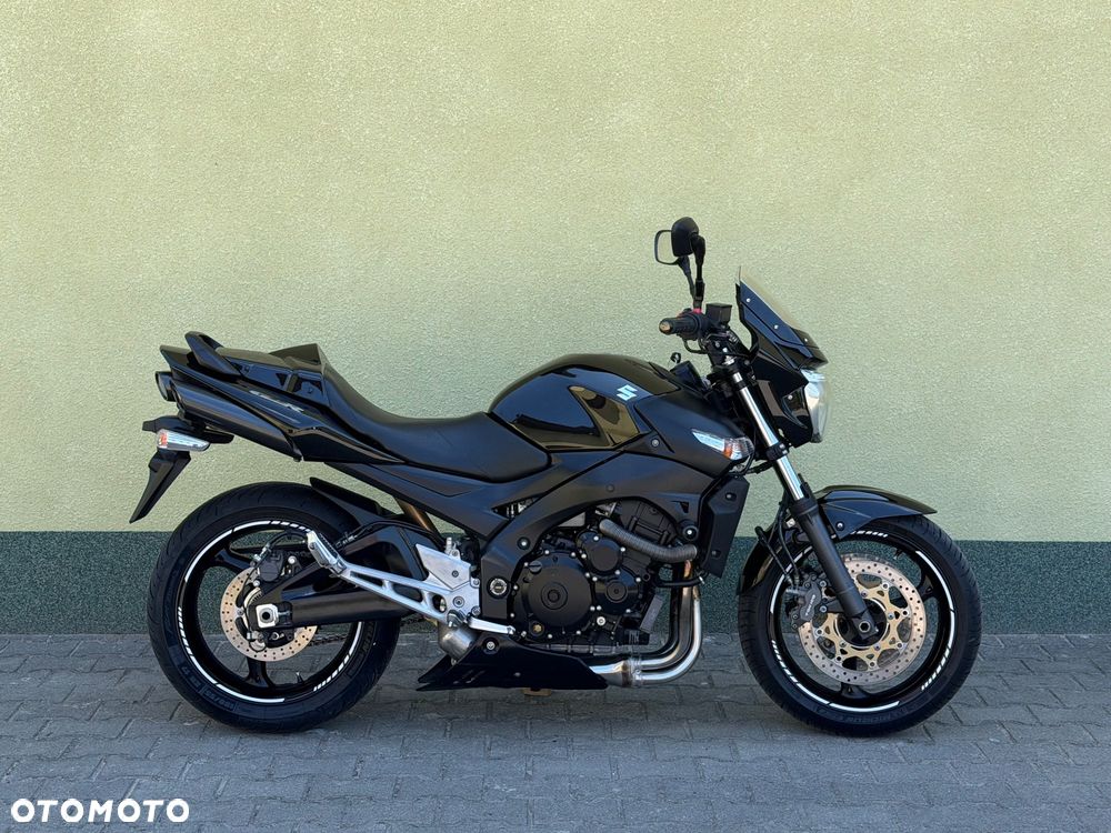 Suzuki GSR - 7