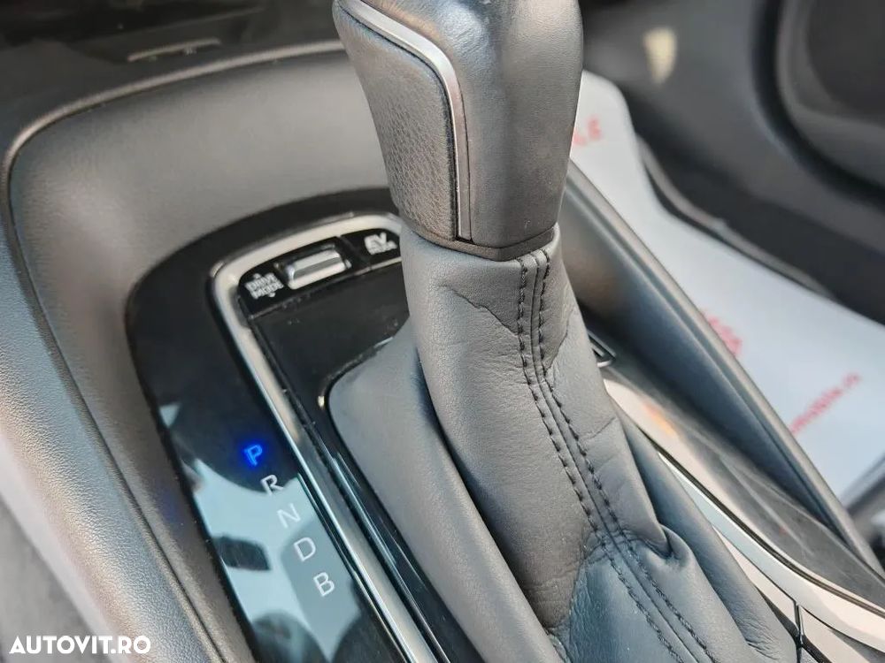 Toyota Corolla ver-1-8-hsd-dynamic - 11