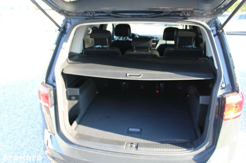 Volkswagen Touran - 12