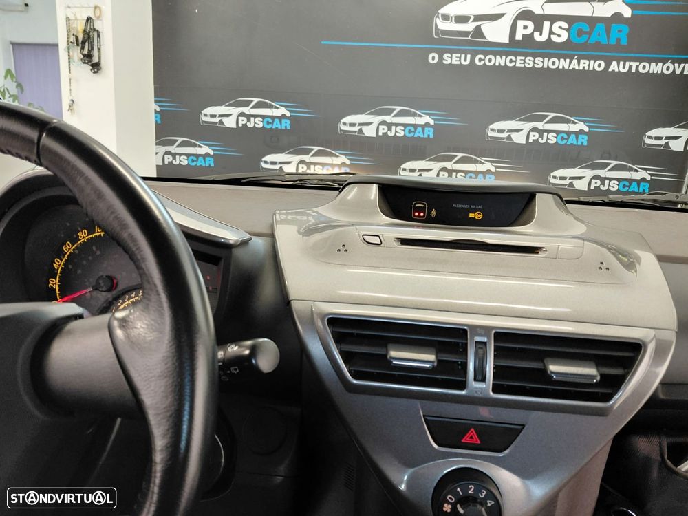 Toyota iQ 1.0 VVT-i - 23