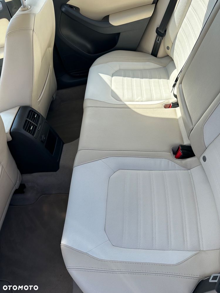 Volkswagen Jetta 2.0 TDI Highline - 9