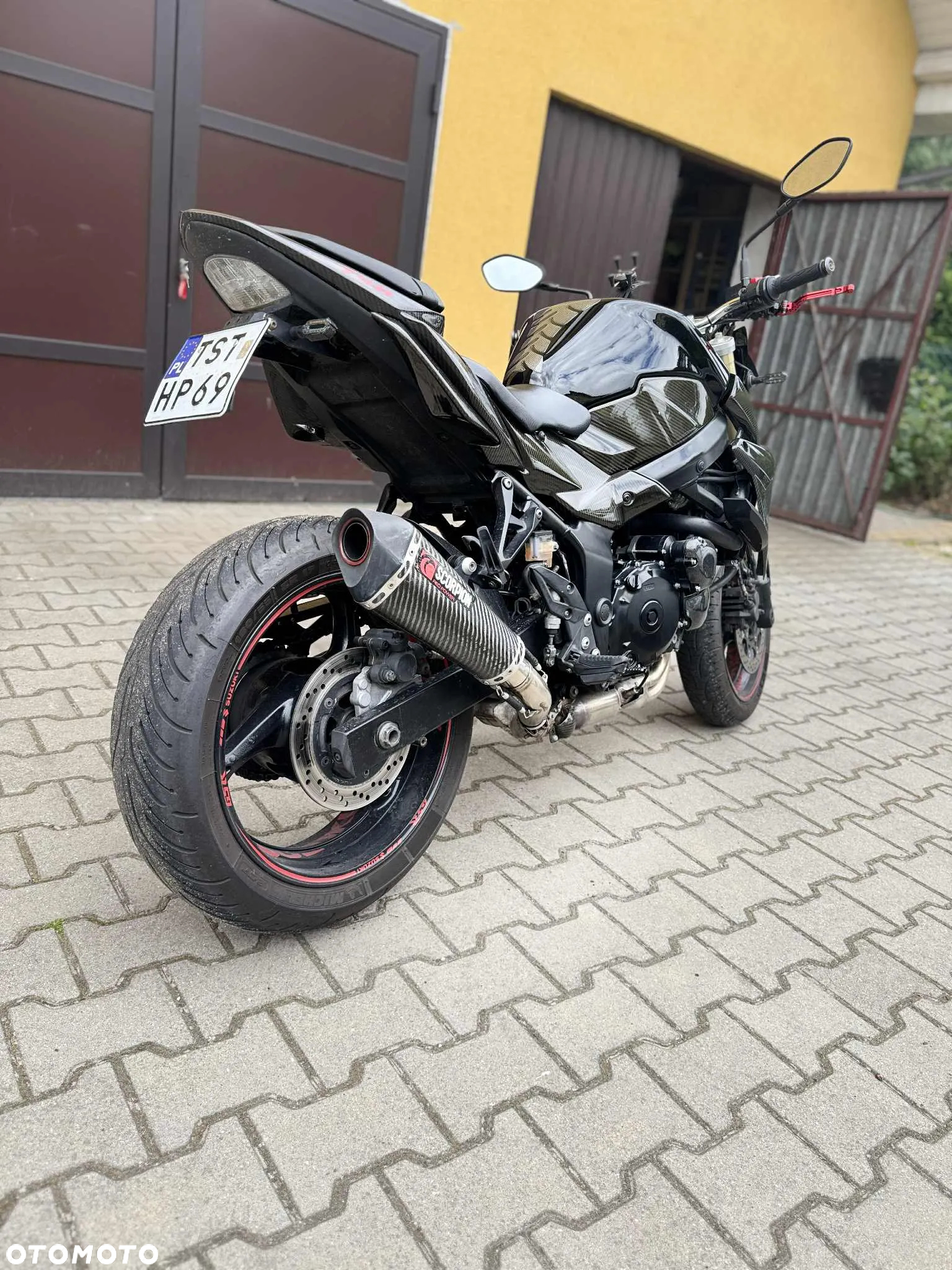 Suzuki GSR - 8