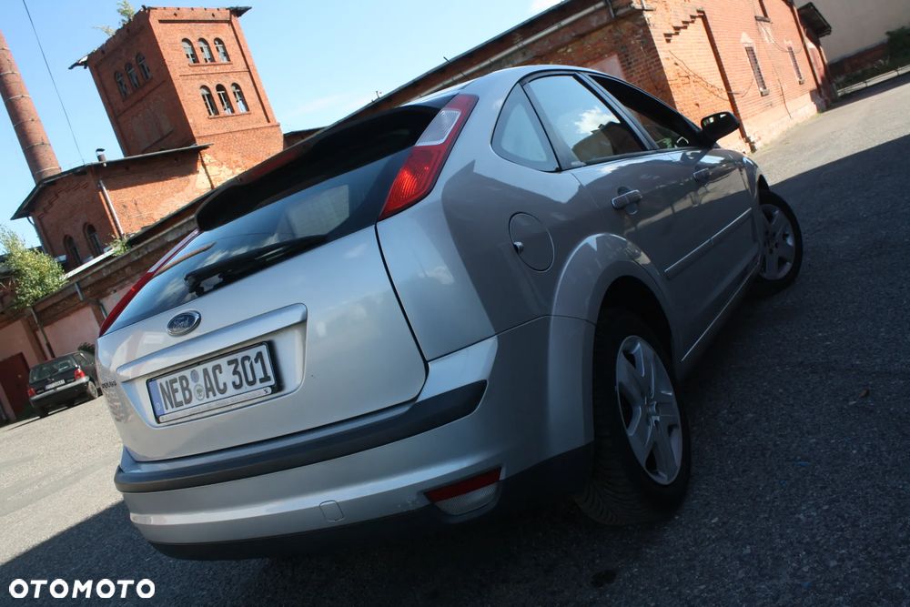 Ford Focus 1.6 16V Ghia - 10