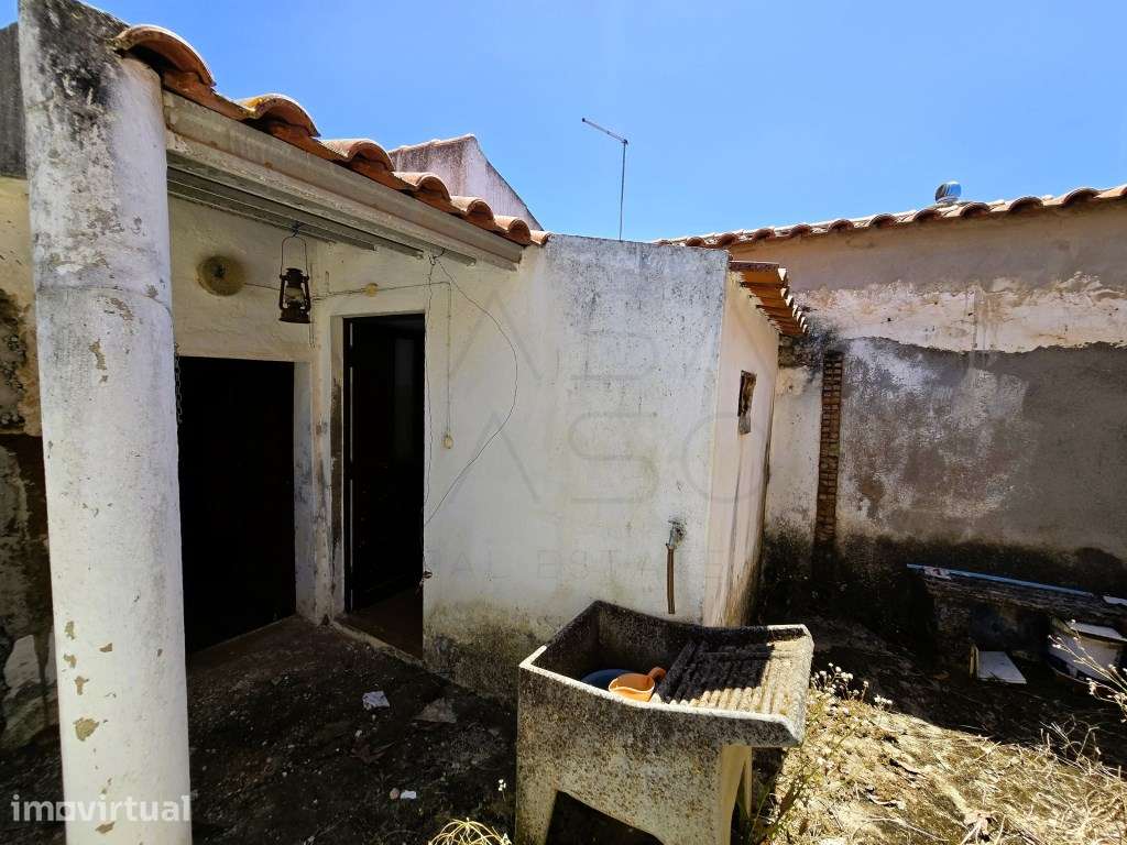 Moradia T2 com Quintal no Centro de Montoito | Ideal para Investime... - Grande imagem: 3/24