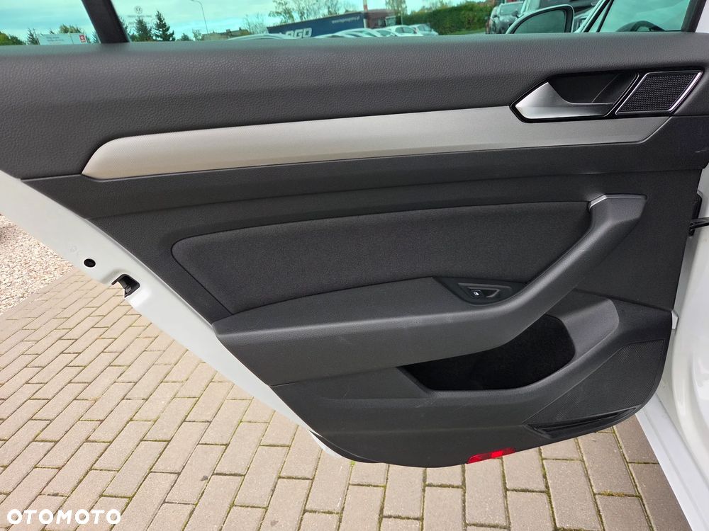 Volkswagen Passat 2.0 TDI (BlueMotion Technology) Comfortline - 23