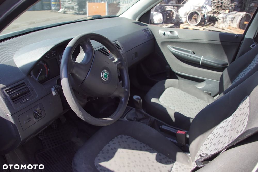 Auto na części - Skoda Fabia I Lift 1.2 12V 64 KM AZQ GSB LF7T 2005R Silnik Skrzynia Drzwi Maska Błotnik Zderzak Klapa Lampa Lusterko Klamka Szyba Deska Kokpit Sterownik Moduł Czujnik Licznik Panel Kierownica - 11