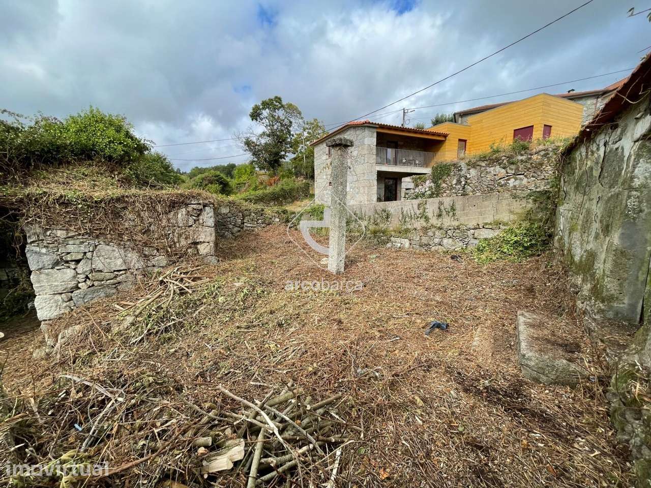 Moradia de pedra, para recuperar, junto da vila de Paredes de Coura - Grande imagem: 4/31