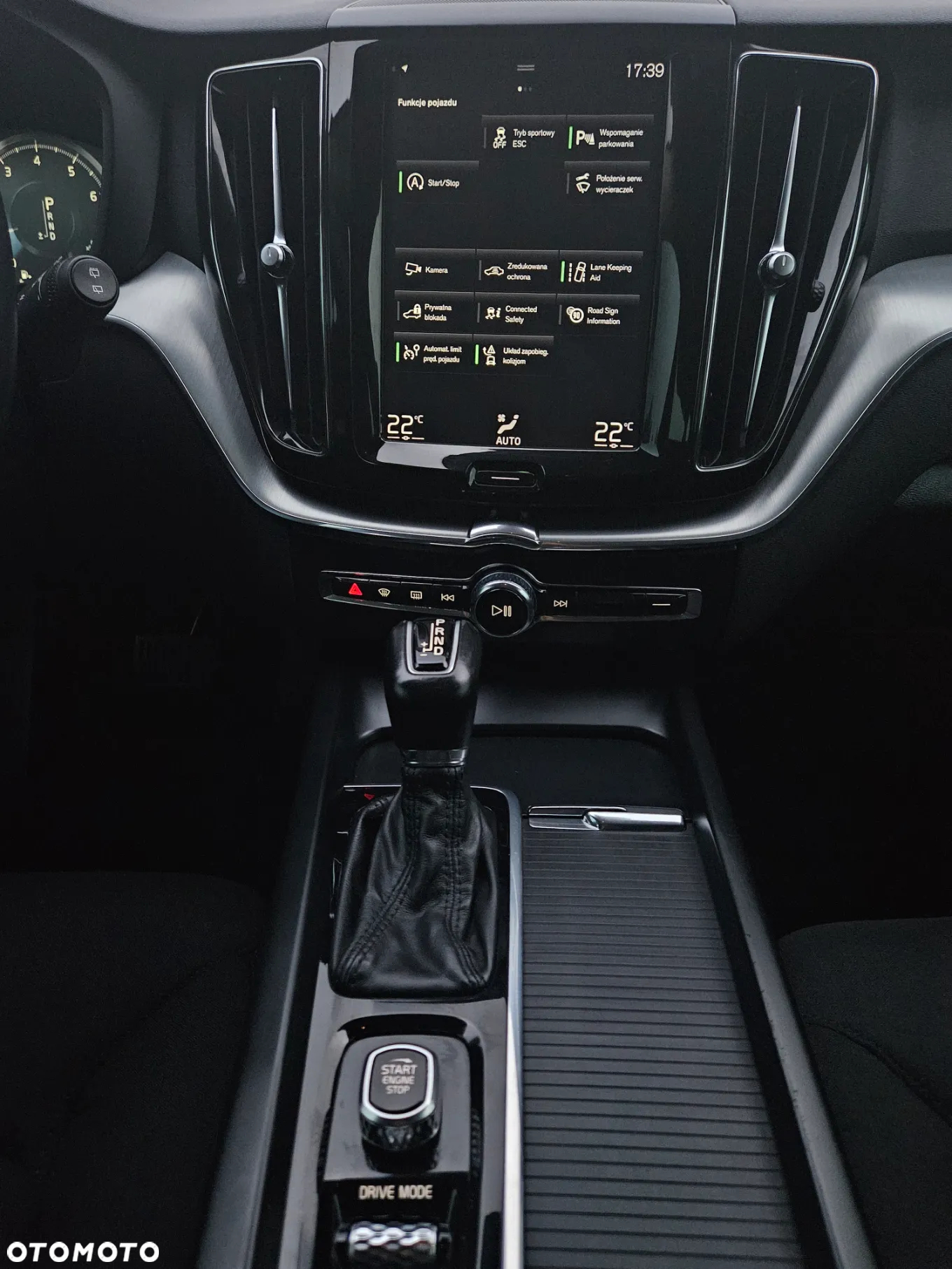 Volvo XC 60 T4 Momentum Pro - 24