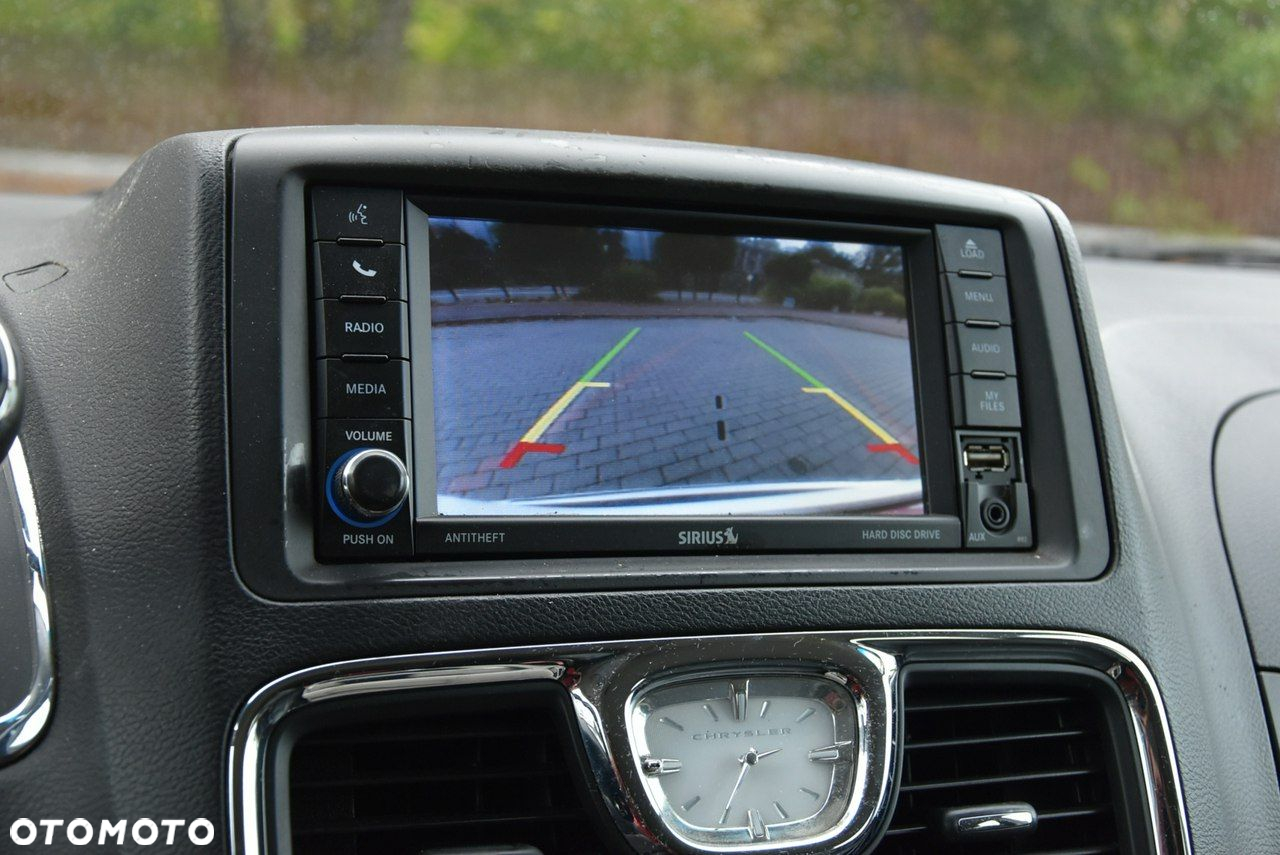 Chrysler Town & Country - 9