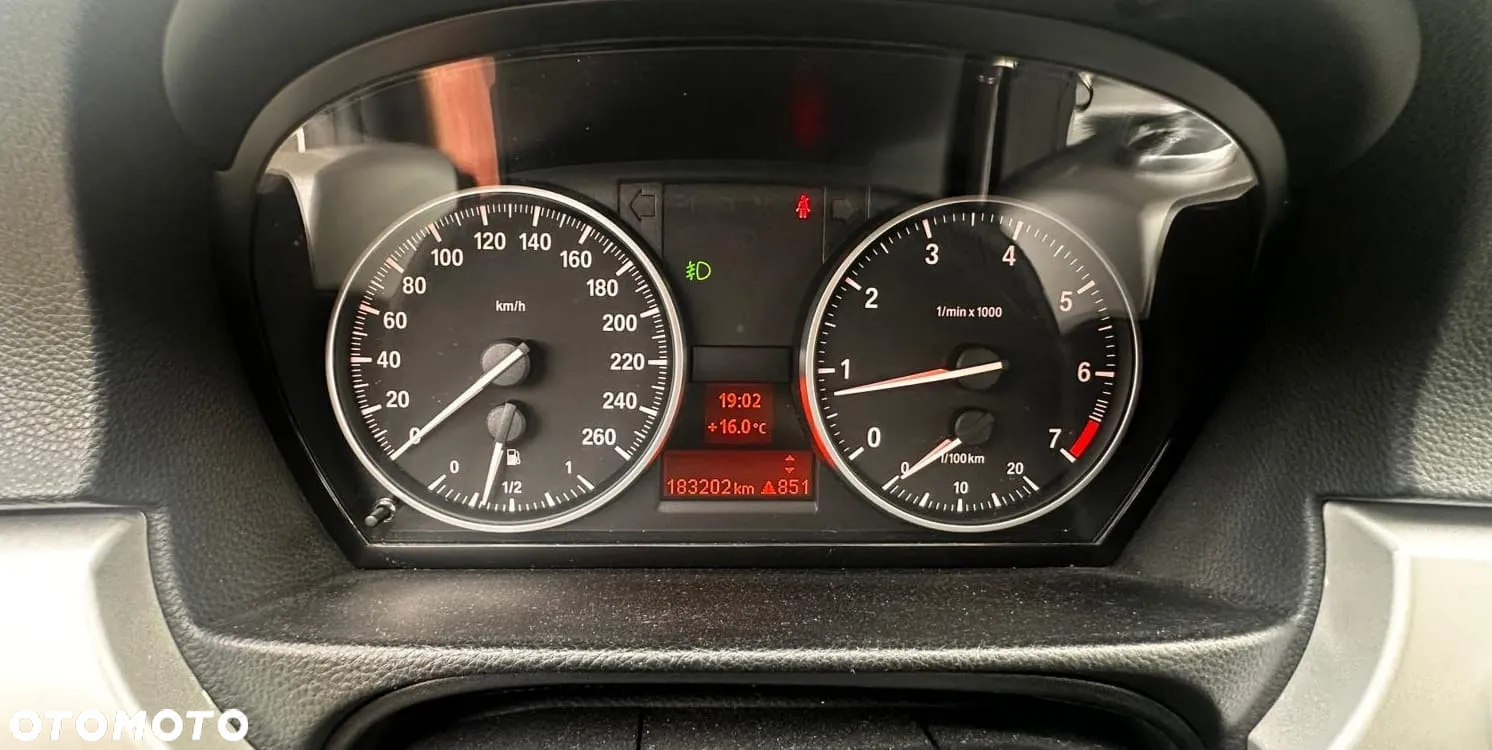 BMW Seria 3 318i Touring - 10