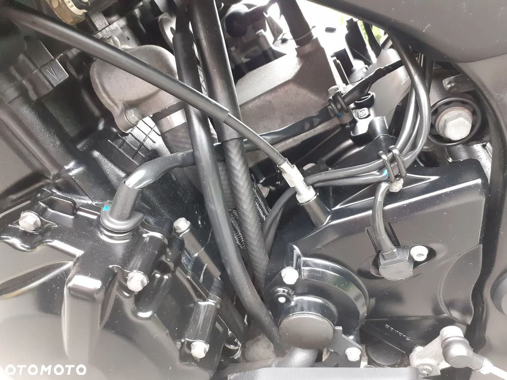 Suzuki GSR - 10