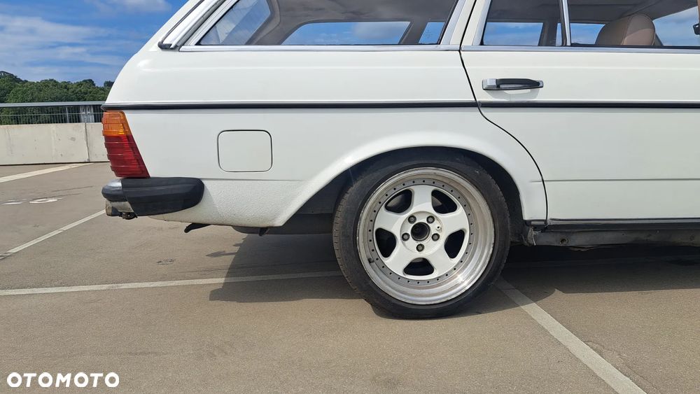 Mercedes-Benz W123 - 27