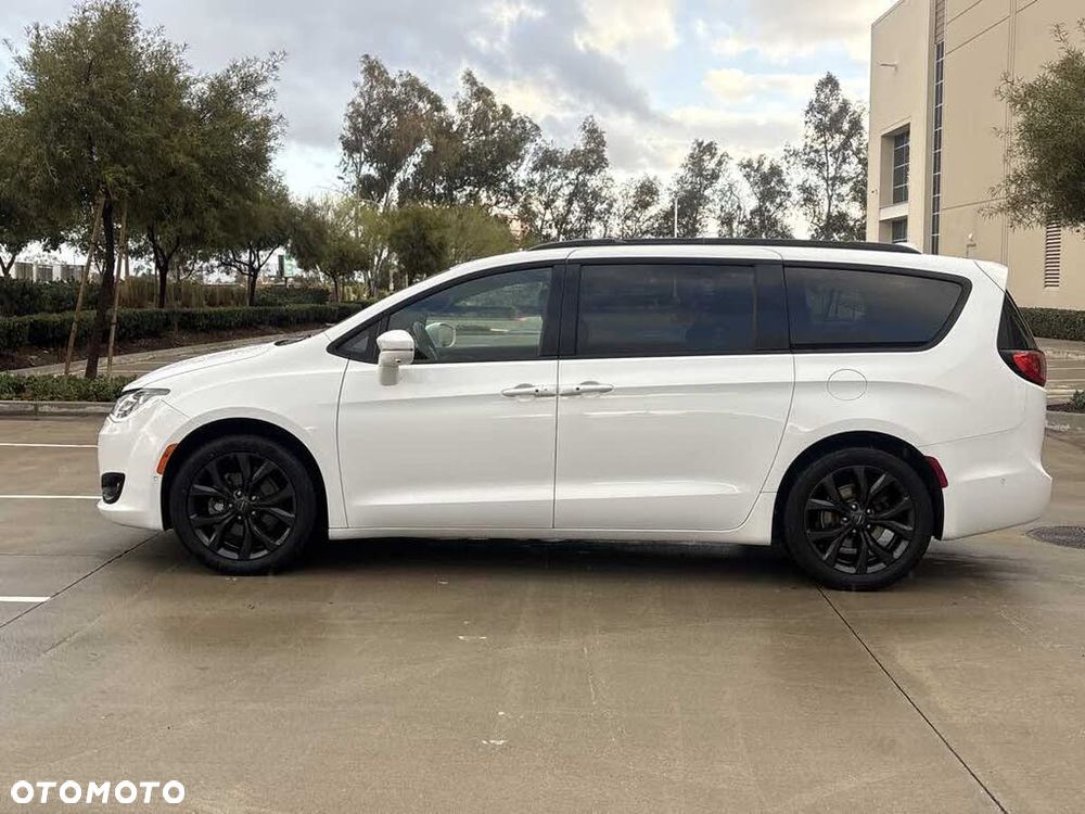 Chrysler Pacifica - 2