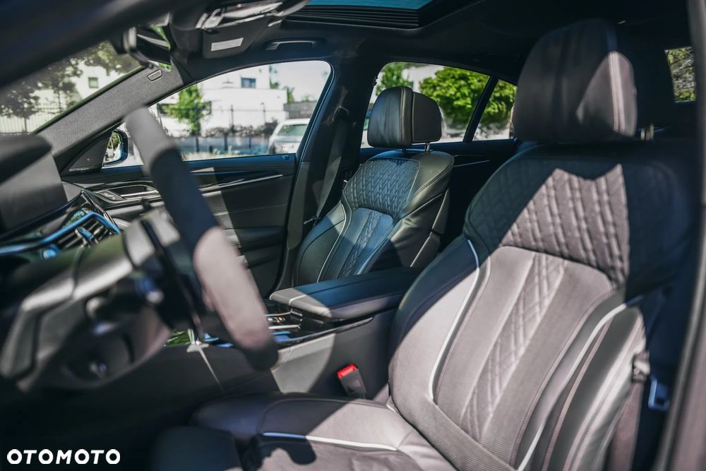 BMW Seria 5 M550i xDrive sport - 17