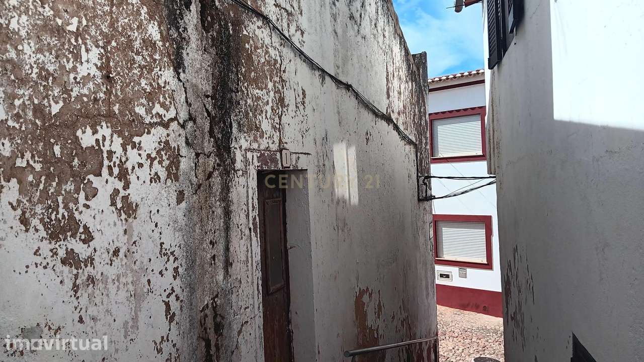 MORADIA PARA RECUPERAR EM ZONA DE REABILITAÇÃO URBANA (ARU) EM S.B. DE - Grande imagem: 3/7