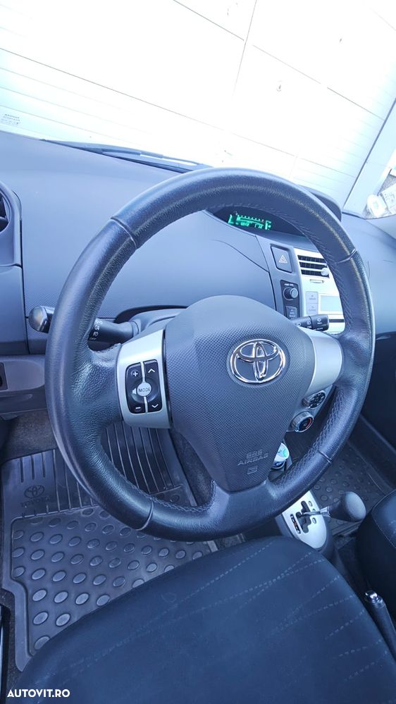 Toyota Yaris 1.3 Aut Luna - 10