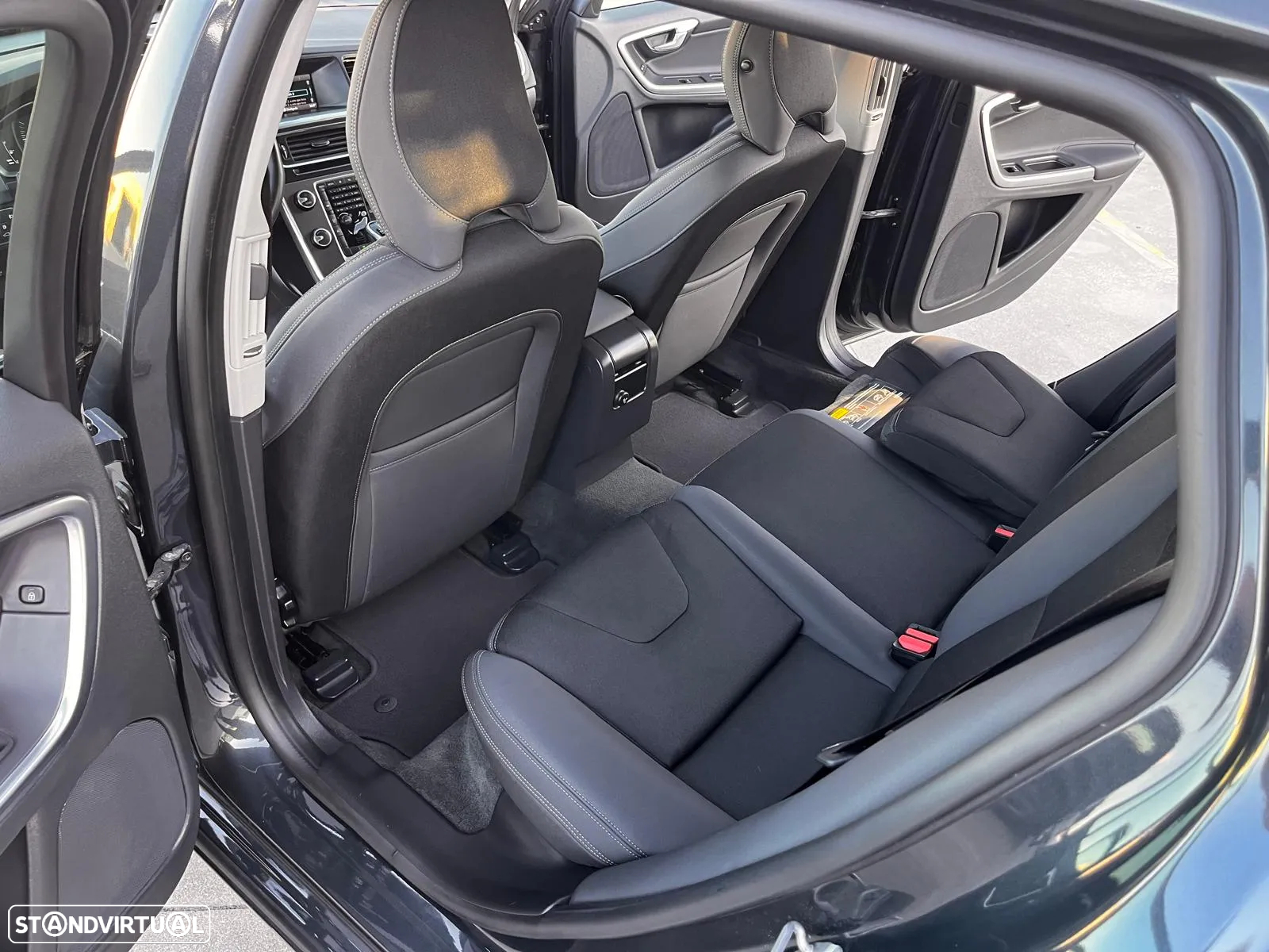 Volvo V60 1.6 D2 Momentum Eco Powershift - 6