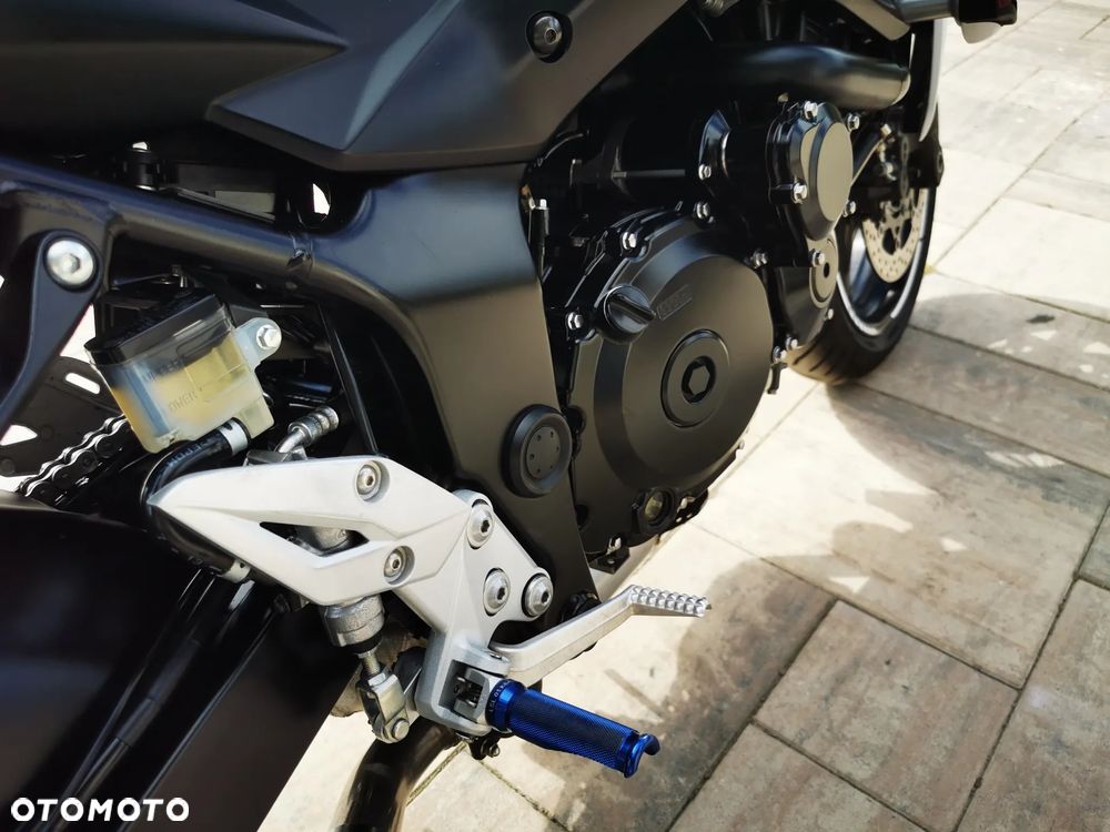 Suzuki GSR - 16