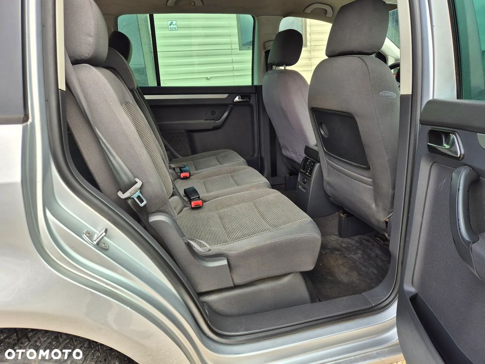 Volkswagen Touran - 12